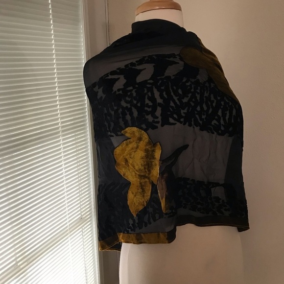 From Nordstrom wraps scarf made in Italy 25×64. Blackgold. print flower - Picture 3 of 5